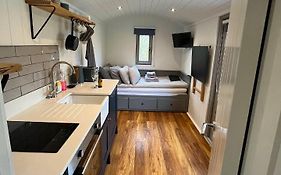 Luxury Shepherds Hut - The Moorhen By The Lake