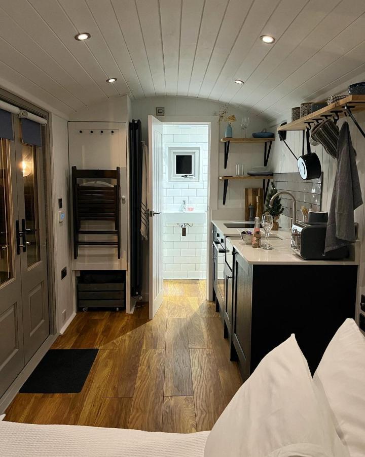Luxury Shepherds Hut - The Moorhen By The Lake York Exterior photo