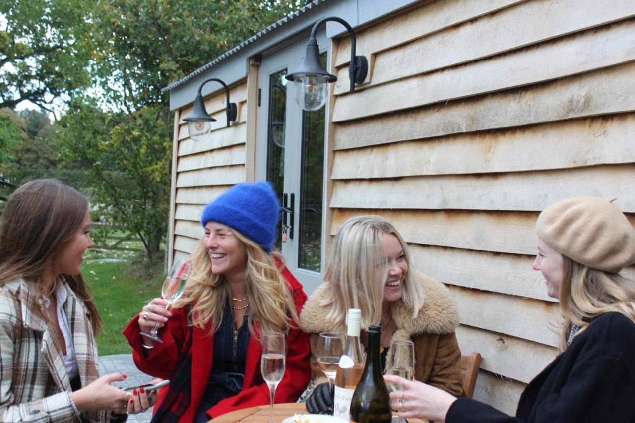 Luxury Shepherds Hut - The Moorhen By The Lake York Exterior photo