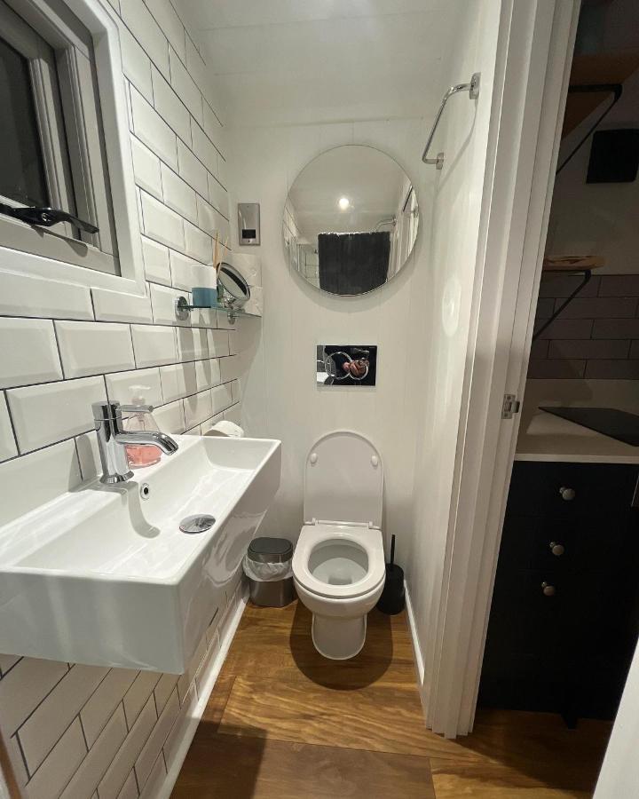 Luxury Shepherds Hut - The Moorhen By The Lake York Exterior photo