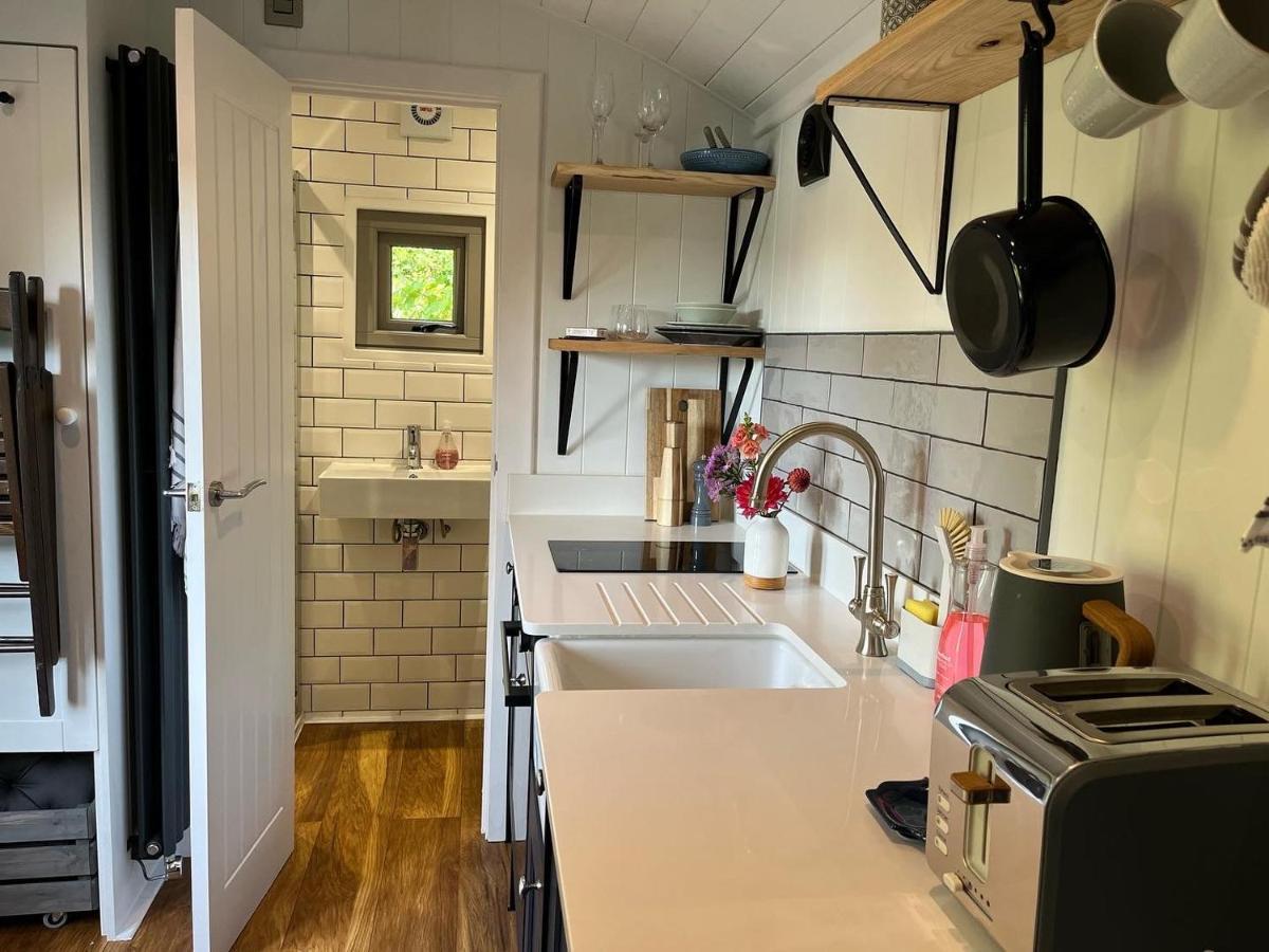 Luxury Shepherds Hut - The Moorhen By The Lake York Exterior photo